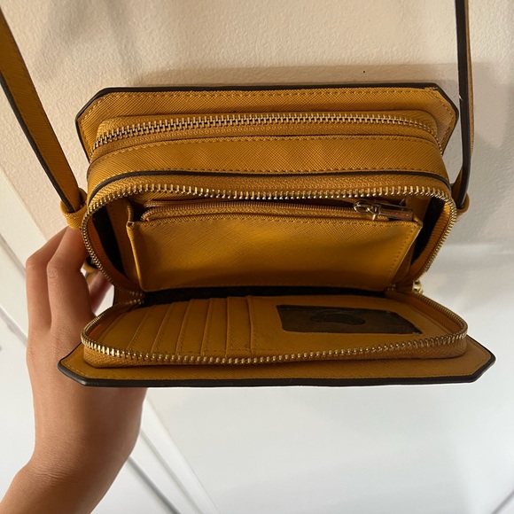 Steve Madden Crossbody Wallet Bag. - Picture 2 of 3